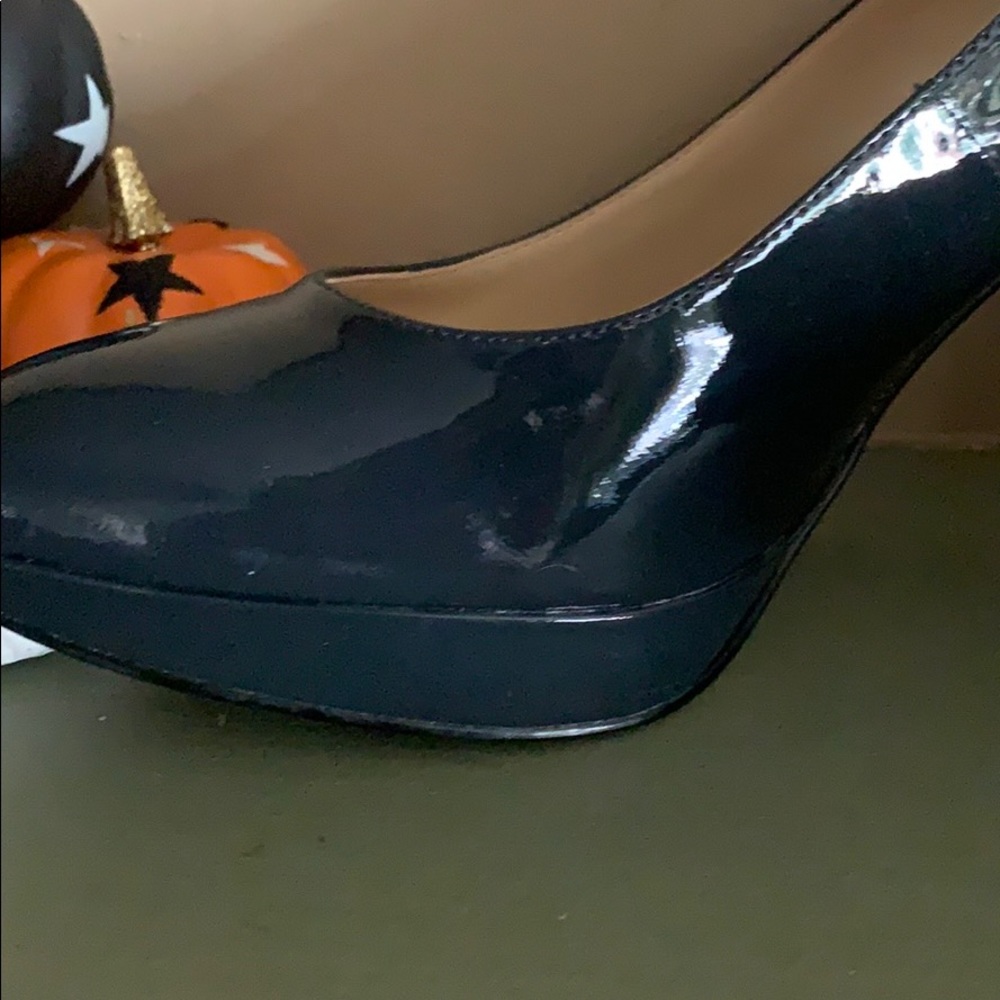 9.5 M navy blue patent pumps by Enzo Angiolini.